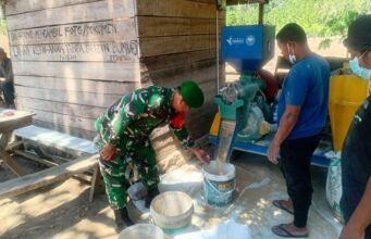 Tinjau Mesin Penggiling Padi BUMDes, Babinsa Batee Shoek Pastikan Berjalan Optimal Bantu Petani