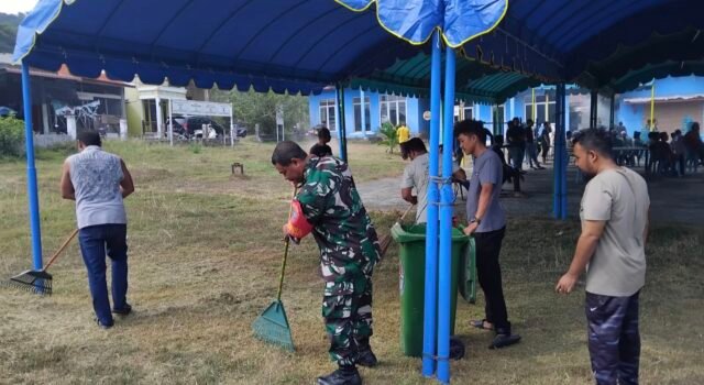 Babinsa Iboih Gotong Royong Bersihkan Lingkungan, Eratkan Silaturahmi & Kerukunan Warga