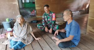 Jalin Kasih Sayang, Babinsa Jaboi Kunjungi Warga Lansia yang Sakit