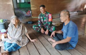 Jalin Kasih Sayang, Babinsa Jaboi Kunjungi Warga Lansia yang Sakit