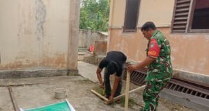 Dukung Transparansi Pembangunan Gampong, Babinsa Balohan Bantu Pasang Spanduk Informasi Proyek