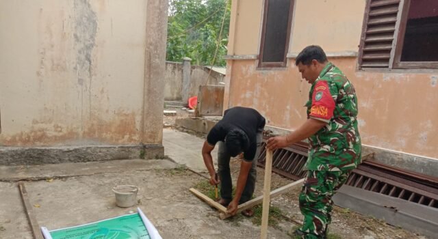 Dukung Transparansi Pembangunan Gampong, Babinsa Balohan Bantu Pasang Spanduk Informasi Proyek