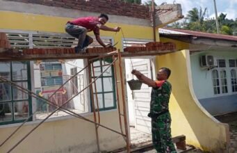 Ringankan Beban Warga, Babinsa Cot Abeuk Bantu Rehabilitasi Rumah Warga