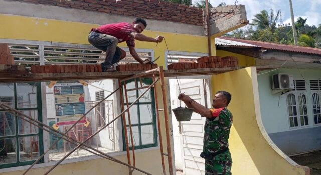 Ringankan Beban Warga, Babinsa Cot Abeuk Bantu Rehabilitasi Rumah Warga