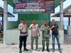 Pasang Spanduk Himbauan, Babinsa Gampong Paya Perkuat Pencegahan Karhutla