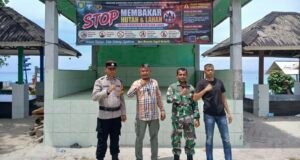 Pasang Spanduk Himbauan, Babinsa Gampong Paya Perkuat Pencegahan Karhutla