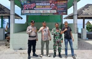 Pasang Spanduk Himbauan, Babinsa Gampong Paya Perkuat Pencegahan Karhutla