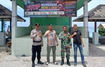 Pasang Spanduk Himbauan, Babinsa Gampong Paya Perkuat Pencegahan Karhutla