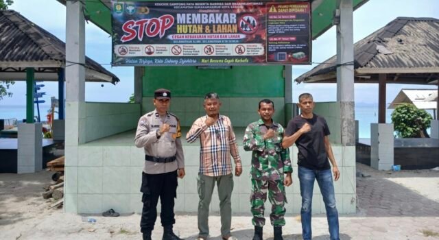 Pasang Spanduk Himbauan, Babinsa Gampong Paya Perkuat Pencegahan Karhutla