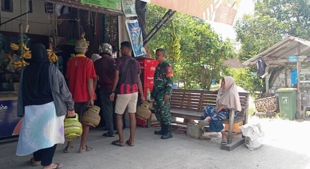 Pantau Penyaluran Gas Elpiji 3 Kg, Babinsa Cot Abeuk Pastikan Tepat Sasaran & Lancar
