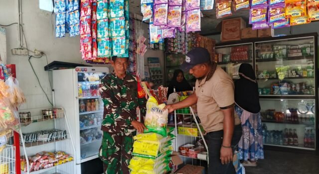 Pantau Harga & Ketersediaan, Babinsa Jaboi Pastikan Pasar Pokok Tetap Stabil