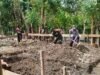 Wujud Kemanunggalan TNI-Rakyat, Babinsa Kuta Ateuh Ringankan Beban Warga Bangun Rumah