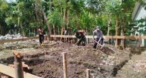 Wujud Kemanunggalan TNI-Rakyat, Babinsa Kuta Ateuh Ringankan Beban Warga Bangun Rumah