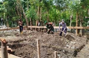 Wujud Kemanunggalan TNI-Rakyat, Babinsa Kuta Ateuh Ringankan Beban Warga Bangun Rumah