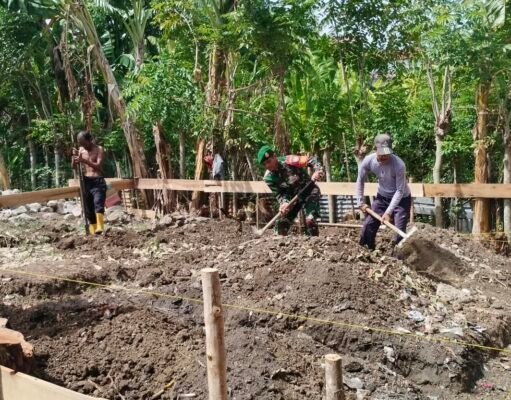 Wujud Kemanunggalan TNI-Rakyat, Babinsa Kuta Ateuh Ringankan Beban Warga Bangun Rumah