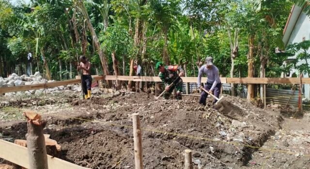 Wujud Kemanunggalan TNI-Rakyat, Babinsa Kuta Ateuh Ringankan Beban Warga Bangun Rumah