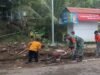 Kedekatan TNI-Rakyat: Babinsa Keuneukai Turun Langsung Bantu Gali Saluran dan Motivasi Warga