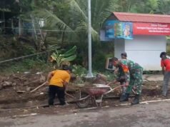 Kedekatan TNI-Rakyat: Babinsa Keuneukai Turun Langsung Bantu Gali Saluran dan Motivasi Warga
