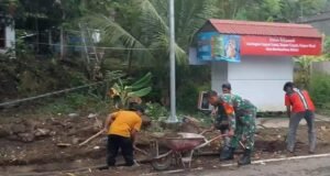 Kedekatan TNI-Rakyat: Babinsa Keuneukai Turun Langsung Bantu Gali Saluran dan Motivasi Warga