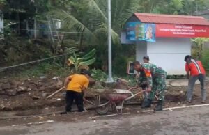 Kedekatan TNI-Rakyat: Babinsa Keuneukai Turun Langsung Bantu Gali Saluran dan Motivasi Warga