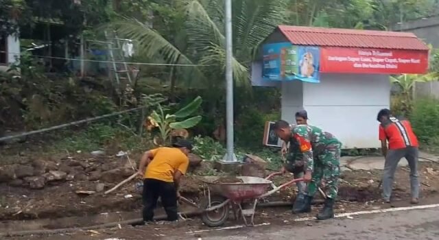 Kedekatan TNI-Rakyat: Babinsa Keuneukai Turun Langsung Bantu Gali Saluran dan Motivasi Warga