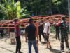 Wujud Kemanunggalan TNI-Rakyat, Babinsa Paya Seunara Ikut Gotong Royong Bangun Tenda Pernikahan