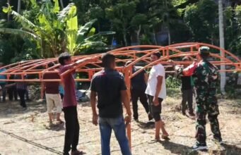 Wujud Kemanunggalan TNI-Rakyat, Babinsa Paya Seunara Ikut Gotong Royong Bangun Tenda Pernikahan