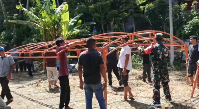 Wujud Kemanunggalan TNI-Rakyat, Babinsa Paya Seunara Ikut Gotong Royong Bangun Tenda Pernikahan