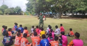 Babinsa Kuta Ateuh Berikan Motivasi dan Arahan Disiplin kepada Pesepak Bola Usia Dini