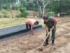 Babinsa Aneuk Laot Dampingi Pembuatan Bedengan untuk Tanaman Sayur Tumbuh Subur dan Berbuah Maksimal