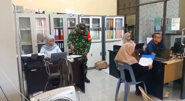 Babinsa Batee Shoek Lakukan Pemutakhiran Data, Pastikan Informasi Akurat dan Koordinasi Lancar