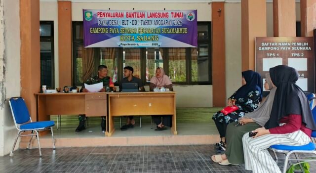 Pantau Penyaluran BLT-DD, Babinsa Paya Seunara Pastikan Bantuan Tepat Guna & Membantu Warga
