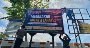 Babinsa Bersama Polri dan Pemerintah Gampong Sebarluaskan Pesan Bahaya Karhutla