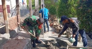 Babinsa Cot Abeuk Bantu Bangun Rumah Warga, Pererat Kebersamaan TNI‑Rakyat