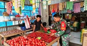 Pantau Harga dan Stok Bahan Pokok, Babinsa Kuta Barat Jaga Kestabilan Wilayah