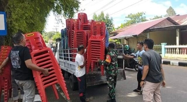Semangat Kebersamaan: Babinsa Kuta Timu Bantu Warga Siapkan Pesta Pernikahan