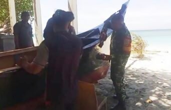 Babinsa Gampong Paya Bantu Perbaiki Perahu Nelayan, Tekankan Keamanan Melaut