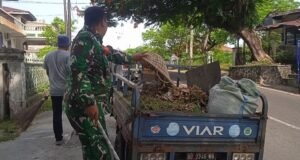 Babinsa dan Warga Gotong Royong Bersihkan Lingkungan Jalan, Pererat Kebersamaan di Ie Meulee