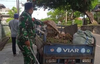 Babinsa dan Warga Gotong Royong Bersihkan Lingkungan Jalan, Pererat Kebersamaan di Ie Meulee