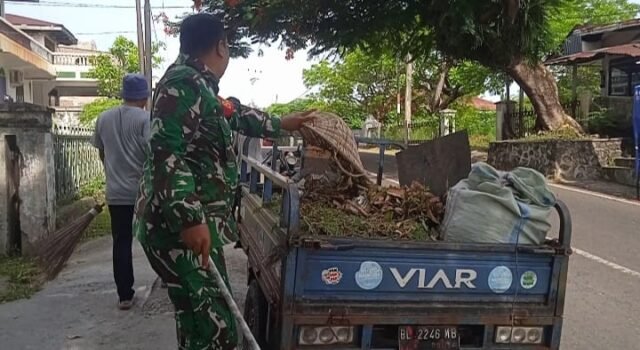 Babinsa dan Warga Gotong Royong Bersihkan Lingkungan Jalan, Pererat Kebersamaan di Ie Meulee