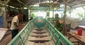 Dukung Mata Pencaharian Nelayan, Babinsa dan Keuchik Pantau Pembuatan Perahu Baru