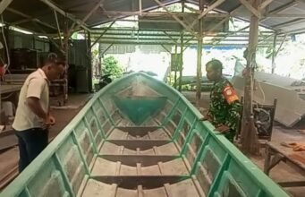 Dukung Mata Pencaharian Nelayan, Babinsa dan Keuchik Pantau Pembuatan Perahu Baru