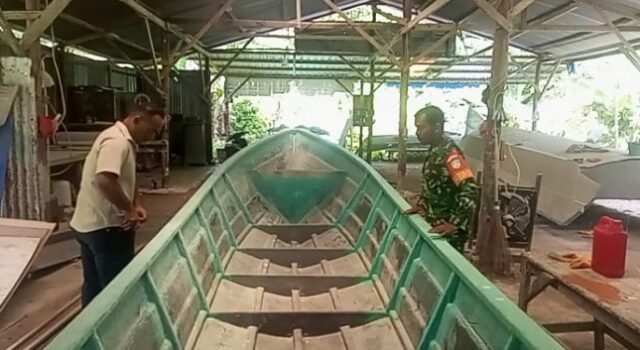 Dukung Mata Pencaharian Nelayan, Babinsa dan Keuchik Pantau Pembuatan Perahu Baru
