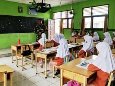 Babinsa Kuta Timu Tanamkan Wawasan Kebangsaan Sejak Dini di Lingkungan Sekolah