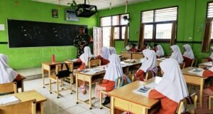 Babinsa Kuta Timu Tanamkan Wawasan Kebangsaan Sejak Dini di Lingkungan Sekolah