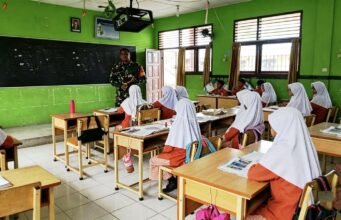 Babinsa Kuta Timu Tanamkan Wawasan Kebangsaan Sejak Dini di Lingkungan Sekolah
