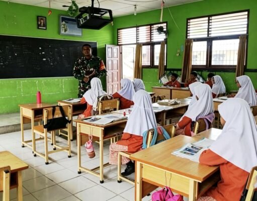 Babinsa Kuta Timu Tanamkan Wawasan Kebangsaan Sejak Dini di Lingkungan Sekolah