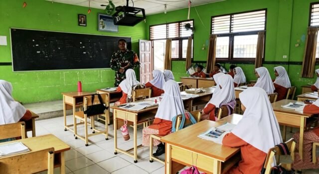 Babinsa Kuta Timu Tanamkan Wawasan Kebangsaan Sejak Dini di Lingkungan Sekolah