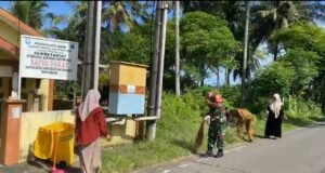 Semangat Kebersamaan, Babinsa dan Warga Batee Shoek Gotong Royong Bersihkan Lingkungan