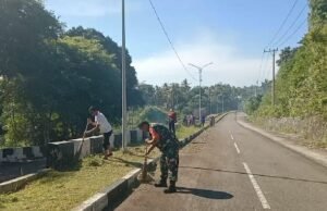Jaga Kebersihan & Cegah Karhutla, Babinsa dan Warga Ujong Kareung Bergotong Royong